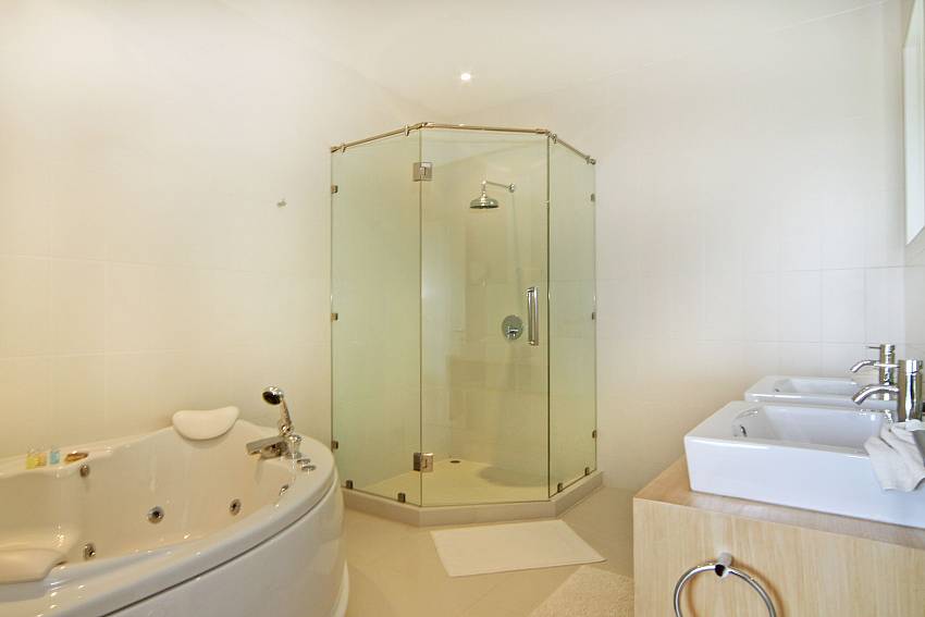 Shower and Jacuzzi-villa-alangkarn-andaman_5 bedroom_private-infinity-pool-villa_nai-harn_phuket_thailand