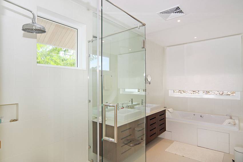 Modern Bathrooms-villa-alangkarn-andaman_5 bedroom_private-infinity-pool-villa_nai-harn_phuket_thailand
