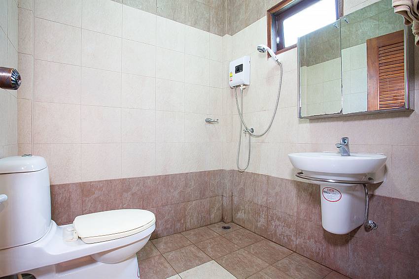 1.en-suite bathroom in the main house Villa Damini Laemset Samui