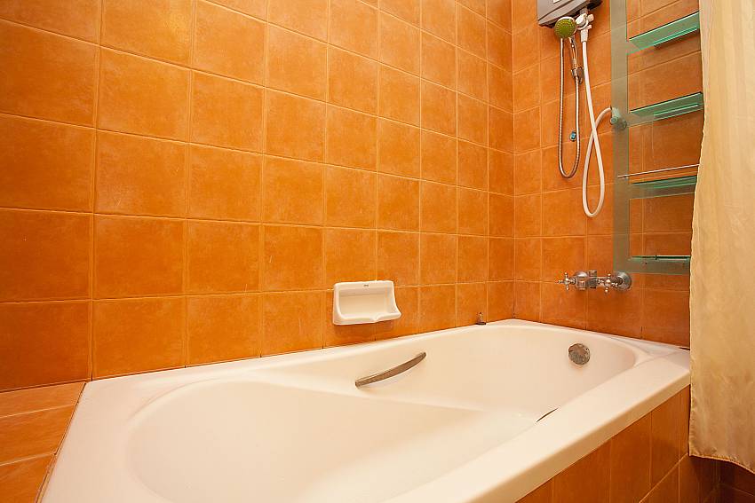 bath tub in 4. en-suite bathroom of Villa Damini in Koh Samui