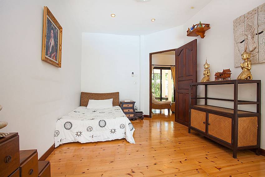 Single bed in 5. bedroom at the main house of Villa Damini in Samui