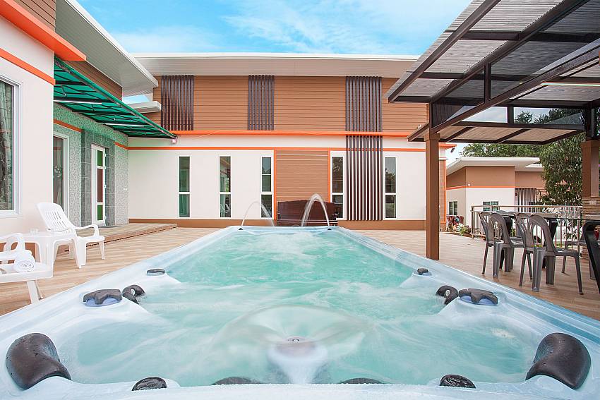 Jacuzzi Melodious Villa in East Pattaya