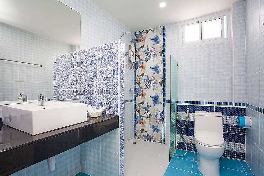 Bathroom with shower Melodious Villa in East Pattaya 