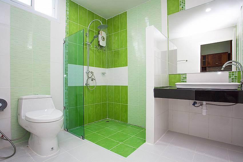 Bathroom with shower Melodious Villa in East Pattaya 