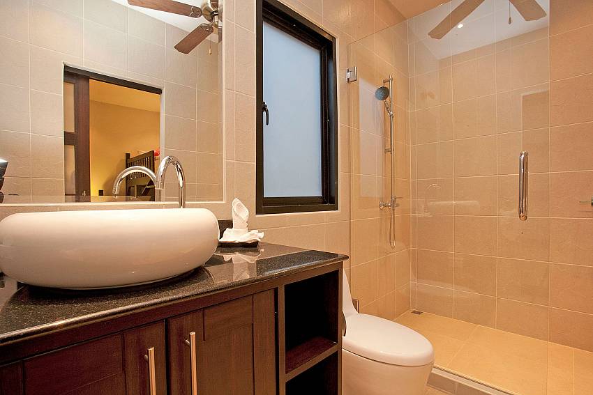 Bathroom-pagarang-villa_6-bedroom_luxury-pool-villa_nai-harn_phuket_thailand