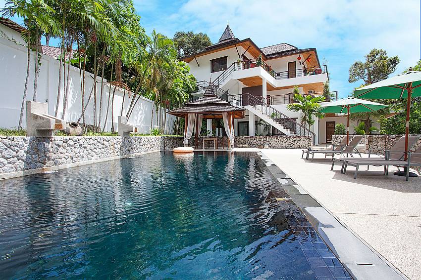 Big communal pool with sitting area by Nirano Villa 31 Phuket