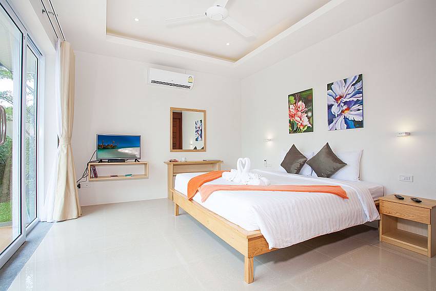 1. bedroom with kingsize bed and TV in Villa Lipalia 202 Samui Thailand