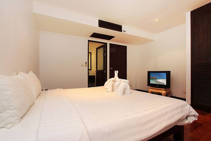 2. king-size bedroom with TV at Nirano Villa 41 in Phuket