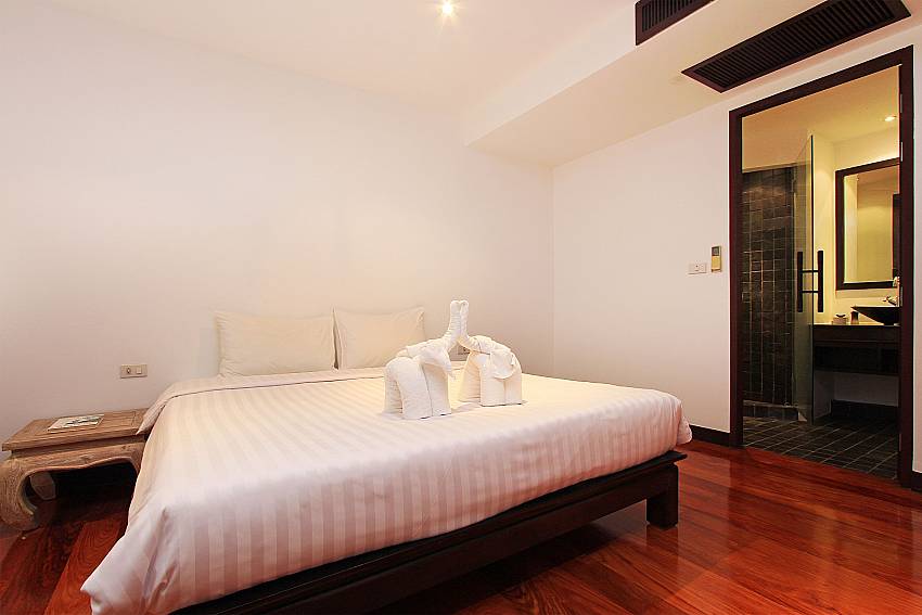 Kingsize bed and ensuite bath in 2. bedroom at Nirano Villa 41 Phuket