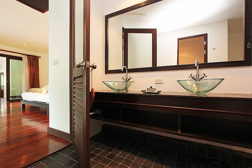 3. bathroom with 2 basins at Nirano Villa 41 Central Phuket