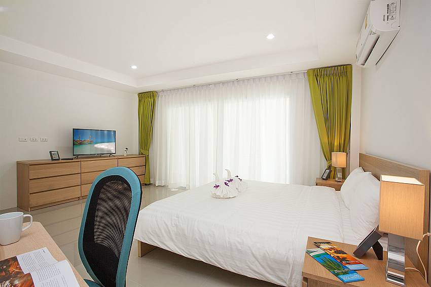 King-size bed and TV in 2. bedroom of Villa Inigo No.3 in Samui Thailand