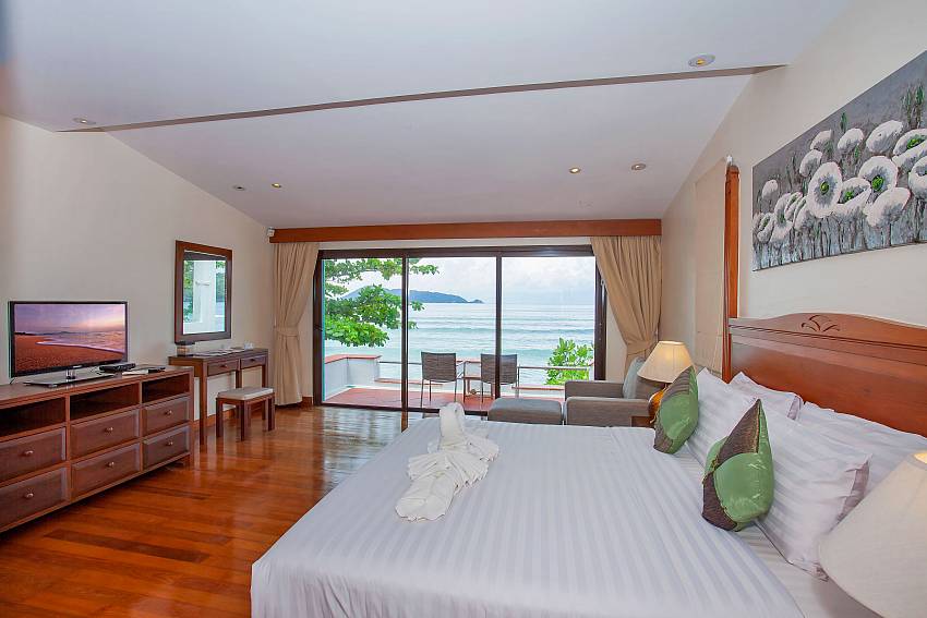 Villa Balie double bed with TV and sea view balcony Phuket