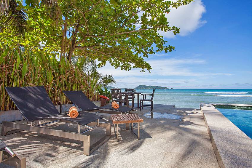 Villa Balie with sunbeds by the beach pool Phuket