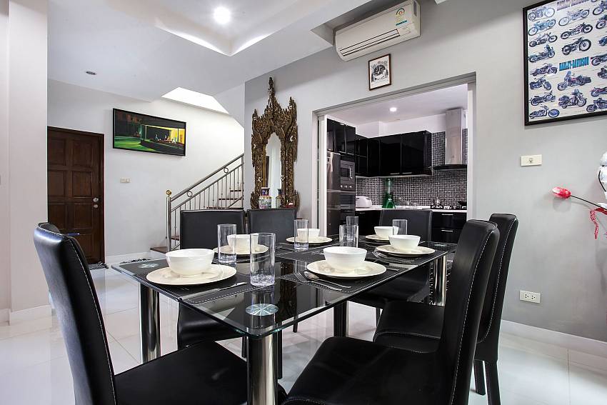 Jomtien Sunrise Villa with open plan living dining in Pattaya