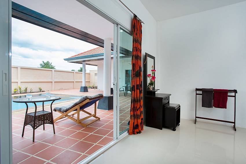 Monumental Villa Pattaya 1. bedroom direct access to the pool