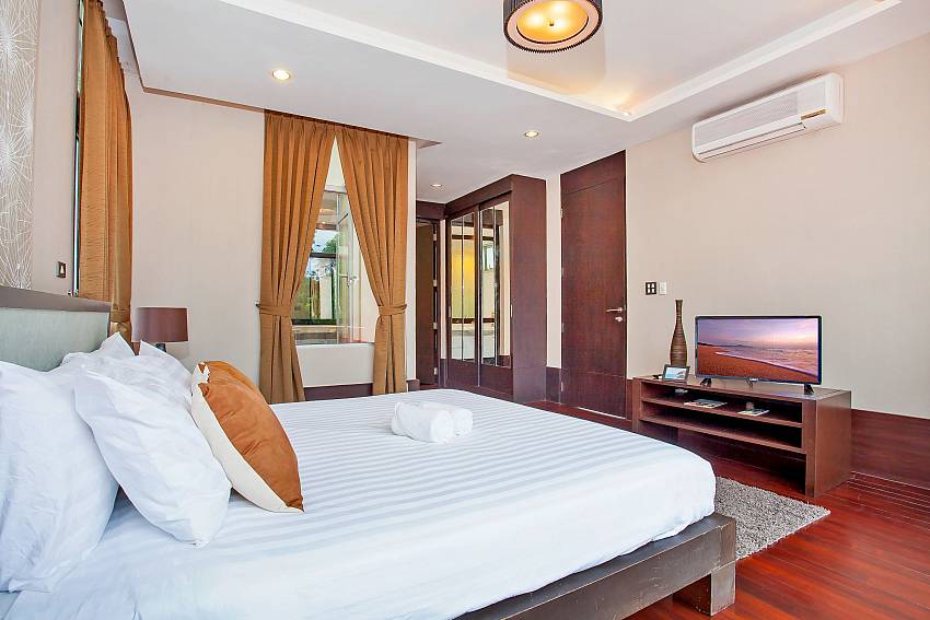 double bedroom with TV in Rustic Gold Villa pattaya south
