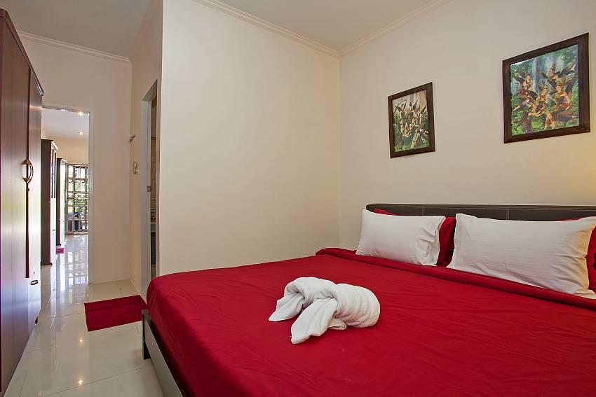 guest bedroom with king size bed in Baan Kinara Jomtien Pattaya