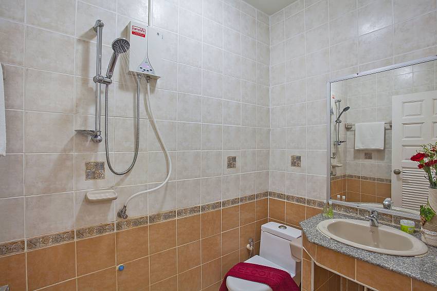 second en-suite bathroom of Baan Kinara south Pattaya