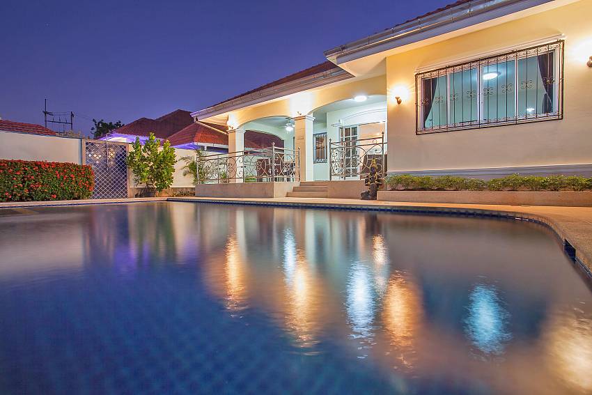 ideal for a dip at night in the private pool Baan Kinara Pattaya