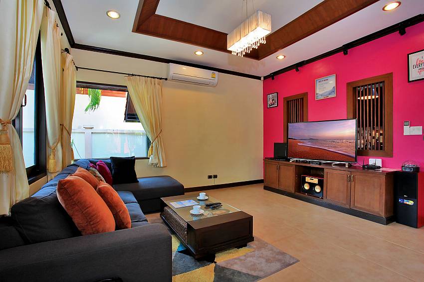 Living area with big TV in Fandango Villa Na Jomtien Pattaya
