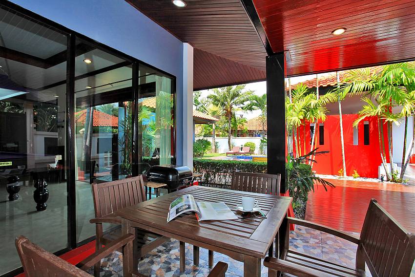 Terrace with dining table Fandango Villa South Pattaya