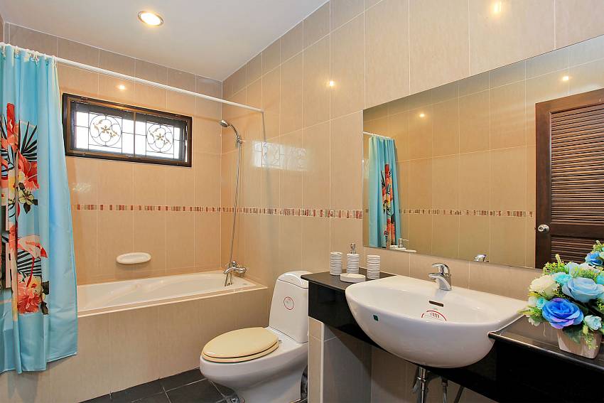 2. en-suite bathroom of Fandango Villa in South Pattaya