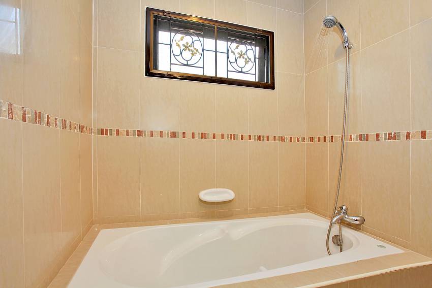 Bath tub at 2. en suite bathroom Fandango Villa Pattaya