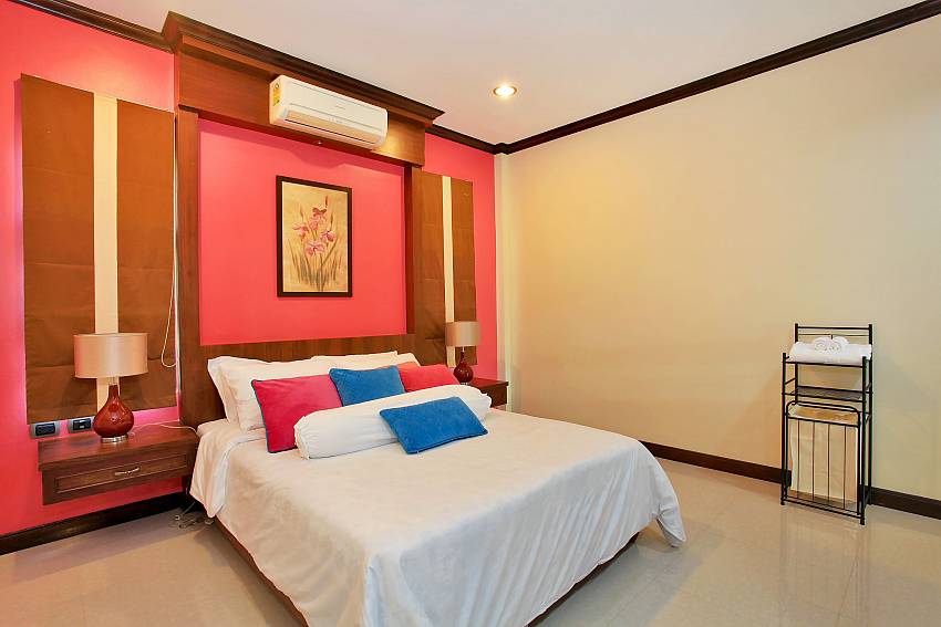 2. king-size bedroom of Fandango Villa in South Pattaya
