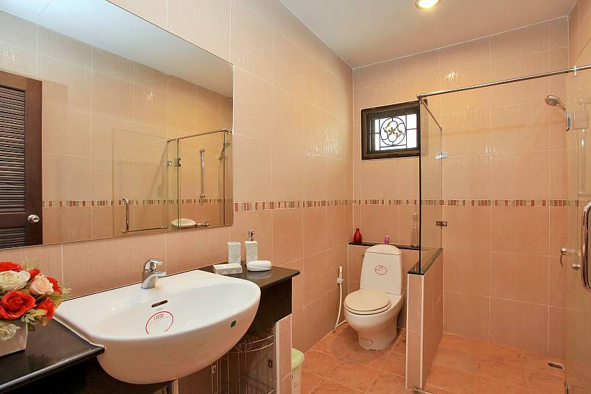 3. en suite bathroom in Fandango Villa Pattaya