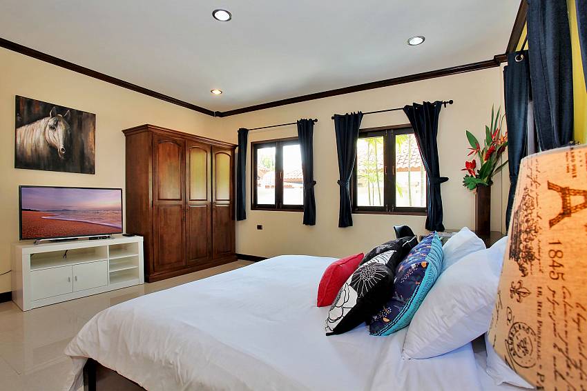 3. bedroom with TV in Fandango Villa Na Jomtien Pattaya