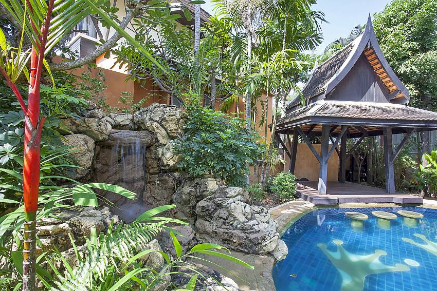 Tropical surroundings by the private pool of Ruean Sawan Pattaya