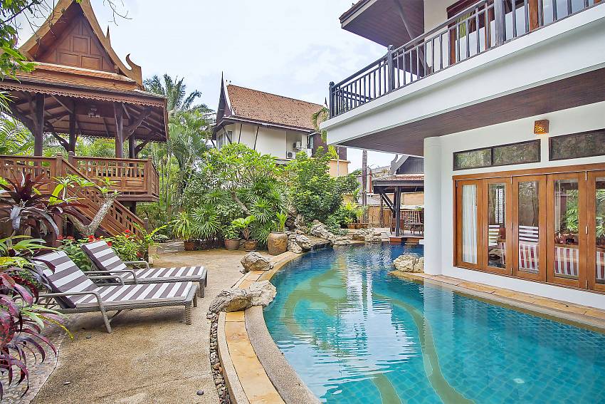 4 bed Ruean Maii surrounded by a private pool in Pattaya