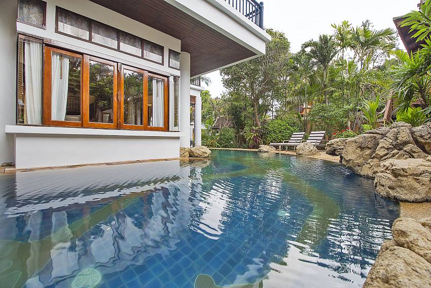 Large private pool at South Pattaya Ruean Maii