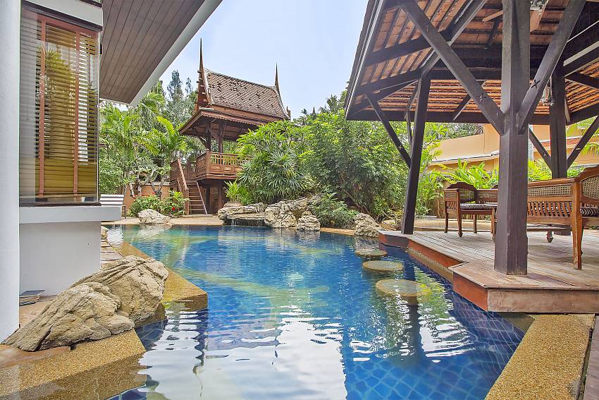 Private pool with sitting places in Ruean Maii Pattaya