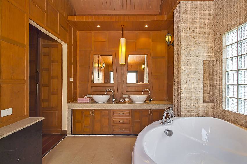 Bath tub in 1. en-suite Bathroom of Ruean Maii Pattaya