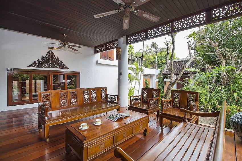 Ideal place for a chat a the poolside terrace of Ruean Maii Pattaya