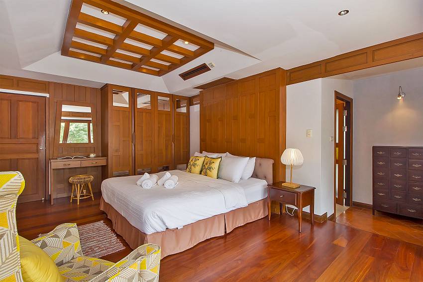 Lots of wood in 4. double bedroom of Ruean Maii Pattaya
