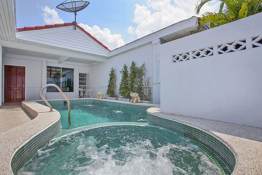 Vogue Villa with private Jacuzzi and pool Pattaya