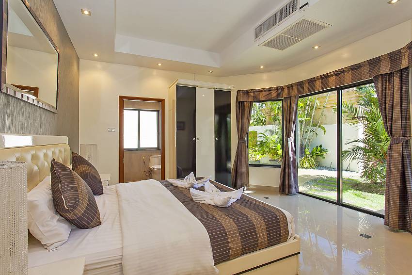 2. bedroom with garden view and double bed at Pattaya Presidential Villa