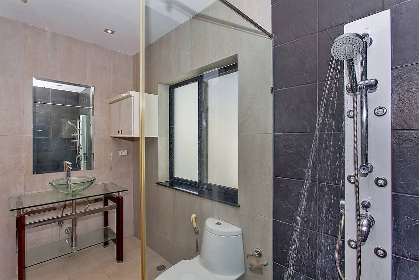 3. en suite bathroom of Pattaya Presidential Villa in Jomtien