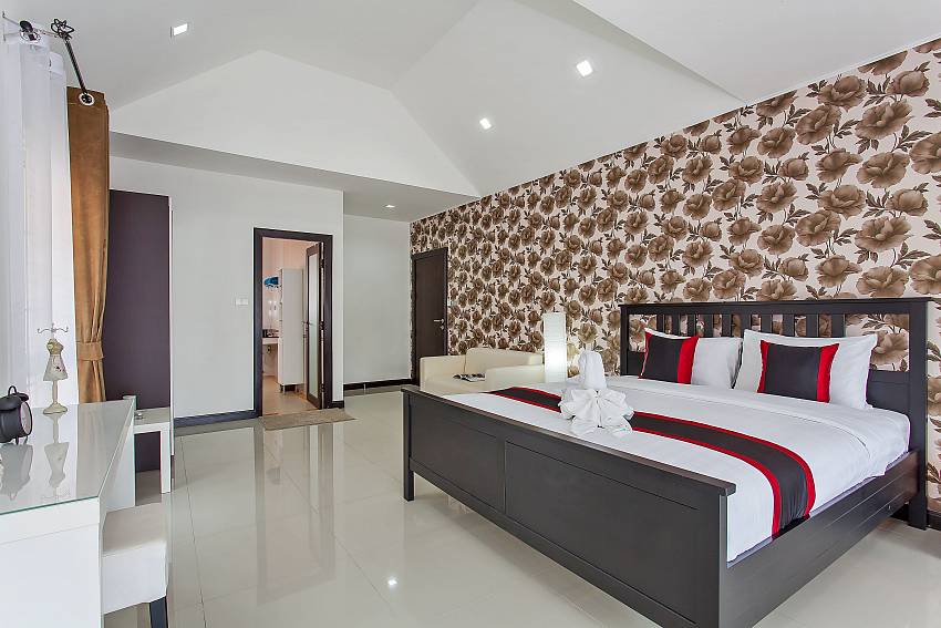 Warm decorated 2. guest bedroom with kingsize bed at Jomtien Moonlight Villa Pattaya