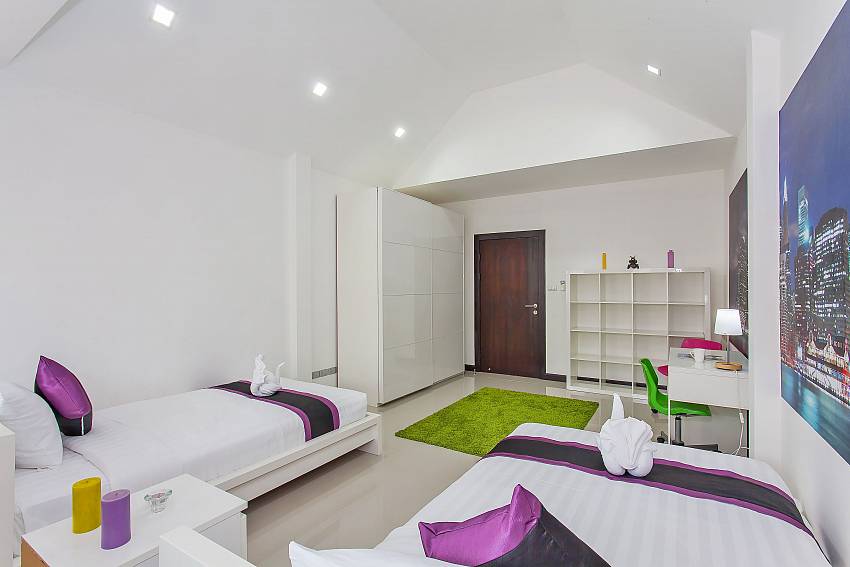 Airy guest bedroom with 2 single beds at Pattaya Moonlight Villa in Jomtien