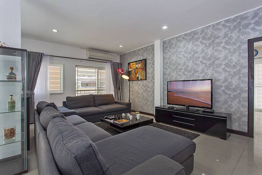 Luxurious living room with flat TV in Jomtien Moonlight Villa Pattaya