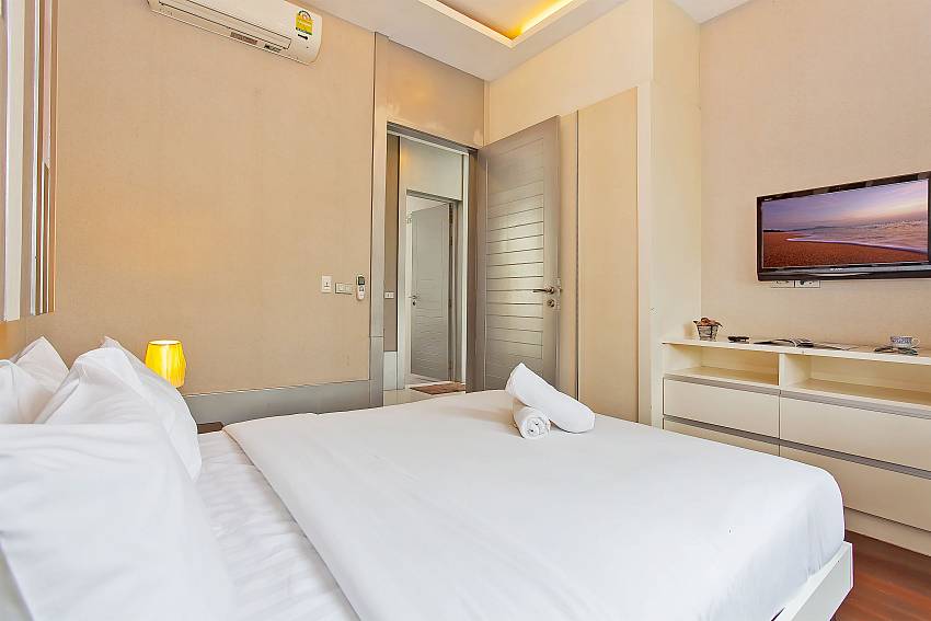 Queensize bed in 2. guestroom with flatscreen TV at Pattaya Silver Sky Villa