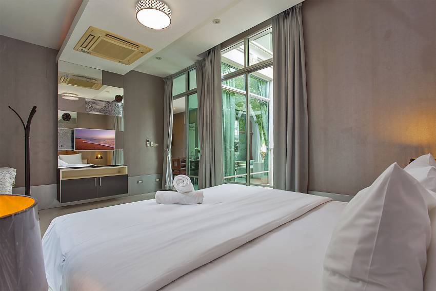 Comfortable 4. bedroom with TV and garden access at Pattaya Silver Sky Villa