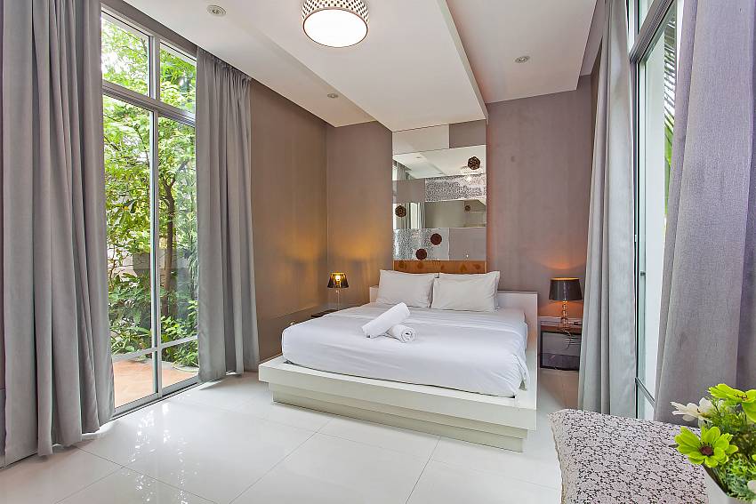 4. bedroom with king-size bed at Silver Sky Villa in Pattaya