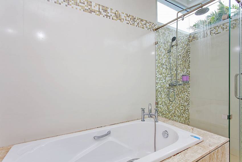 Master bathroom with bathtub in Silver Sky Villa Pattaya