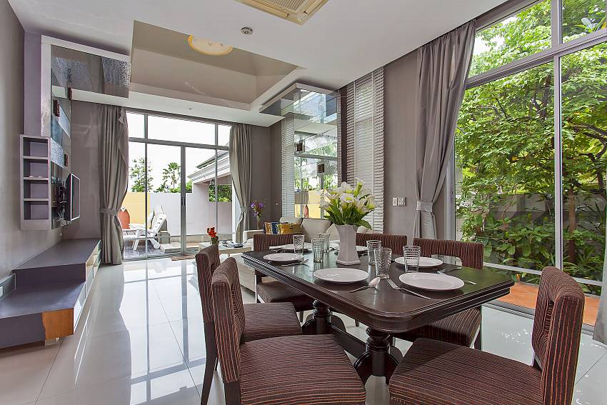 6-seat dining table inside Silver Sky Villa in Central-Pattaya