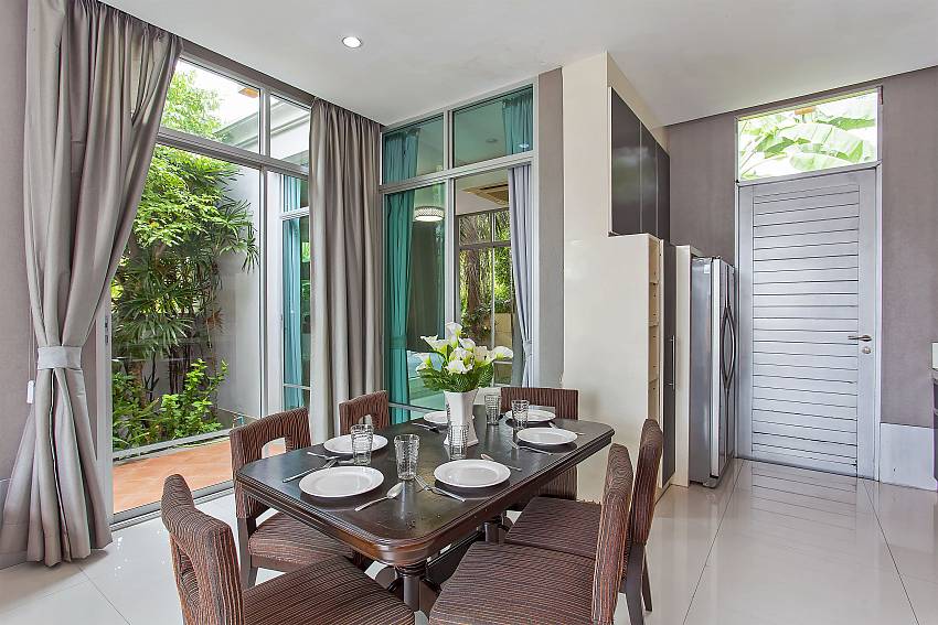 Dining area with garden access at the Silver Sky Villa in Pattaya