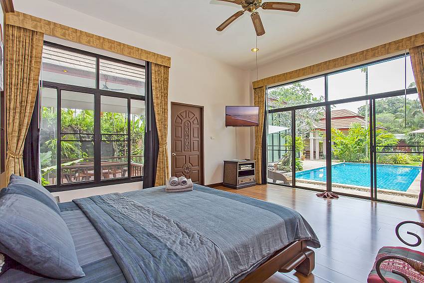 master bedroom with tv and direct pool access in Villa Klasse Pattaya